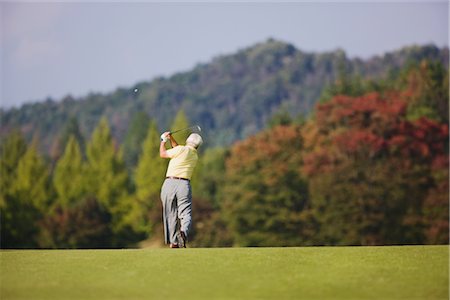 Homme, jouer au golf dans les parcours de golf Photographie de stock - Rights-Managed, Code: 858-03049312