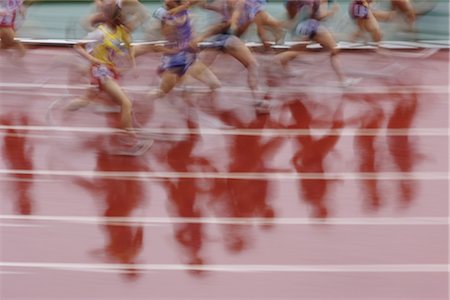 simsearch:622-01956194,k - Blurred image of runners on wet track Foto de stock - Con derechos protegidos, Código: 858-03049566