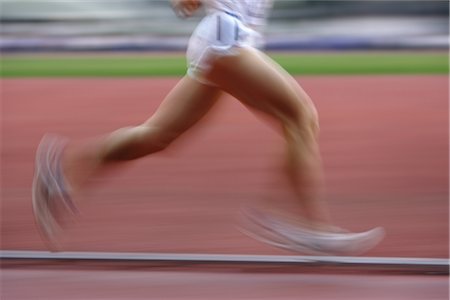 simsearch:622-01956194,k - Blurred image of runner on track Foto de stock - Con derechos protegidos, Código: 858-03049592