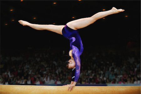 Female gymnast competing in front of a large crowd Foto de stock - Con derechos protegidos, Código: 858-03050237