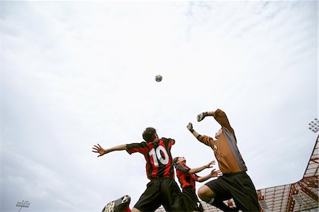 simsearch:858-03050991,k - Soccer Players Heading the Ball Foto de stock - Direito Controlado, Número: 858-03050947