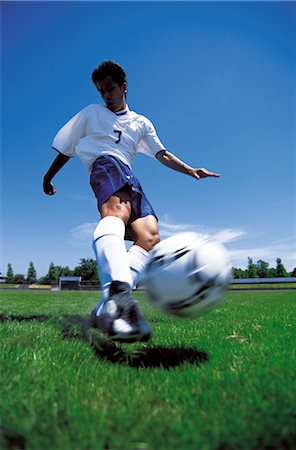 simsearch:858-03051086,k - Kicking the Soccer Ball Fotografie stock - Rights-Managed, Codice: 858-03051170