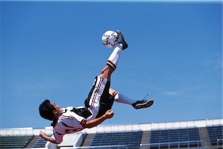 simsearch:858-03050991,k - Bicycle Kick Foto de stock - Direito Controlado, Número: 858-03051173