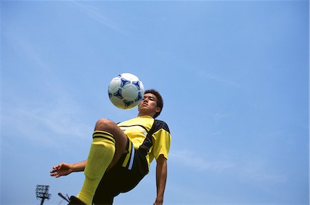 Juggling a Soccer Ball Foto de stock - Con derechos protegidos, Código: 858-03051205