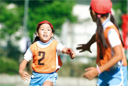 relay race passing the baton - Fête du sport scolaire japonais Photographie de stock - Rights-Managed, Code: 858-03052657