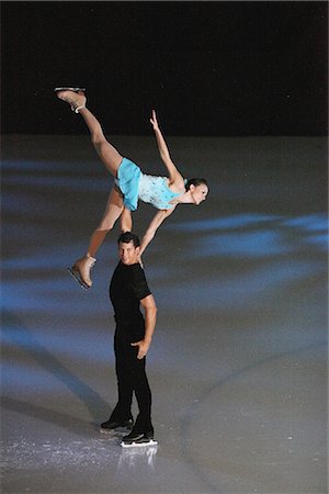 patinaje sobre hielo - Figure Skaters doing Star Lift Foto de stock - Con derechos protegidos, Código: 858-03448601