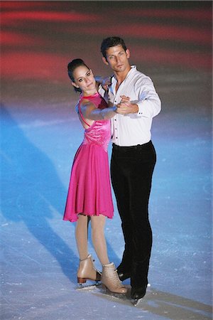 patinação artística - Figure Skaters Holding each other Foto de stock - Direito Controlado, Número: 858-03448621