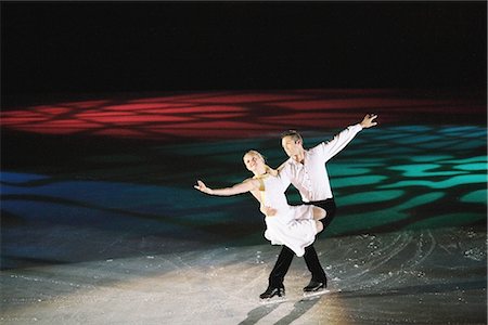 patinaje sobre hielo - Figure Skaters with Arms Outstretched Foto de stock - Con derechos protegidos, Código: 858-03448642