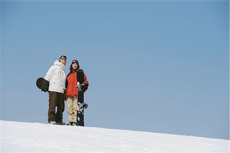 simsearch:858-03448682,k - Japanische paar stehend mit Snowboards Stockbilder - Lizenzpflichtiges, Bildnummer: 858-03448669