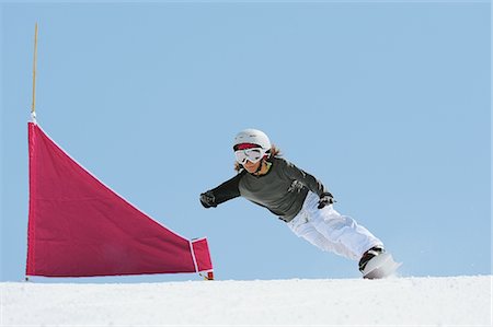 simsearch:858-03448682,k - Frau Snowboarden auf Schneefeld Stockbilder - Lizenzpflichtiges, Bildnummer: 858-03448677