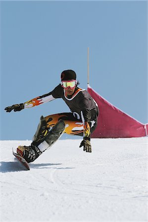 simsearch:622-02913456,k - Man taking Heelside Turn while Snowboarding Fotografie stock - Rights-Managed, Codice: 858-03448693