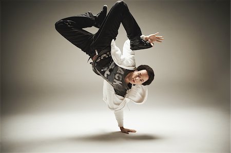 Hip Hop Dancer Performing in Studio Foto de stock - Con derechos protegidos, Código: 858-03694407