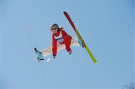 simsearch:858-03045479,k - Weibliche Freestyle-Skierin Stockbilder - Lizenzpflichtiges, Bildnummer: 858-03694557