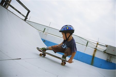 simsearch:858-03799757,k - Child skateboarding on ramp Foto de stock - Con derechos protegidos, Código: 858-03799593