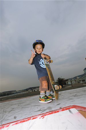 simsearch:858-03799610,k - Child standing holding skateboard Foto de stock - Con derechos protegidos, Código: 858-03799608