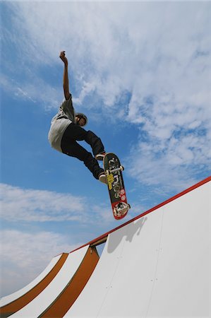 skate board park - Young adult man jumping while skateboarding Stock Photo - Rights-Managed, Code: 858-03799600