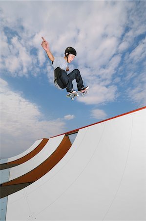 Young adult man jumping while skateboarding Foto de stock - Con derechos protegidos, Código: 858-03799601