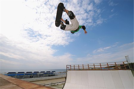 patinador - Skateboarder getting some air Foto de stock - Direito Controlado, Número: 858-03799618
