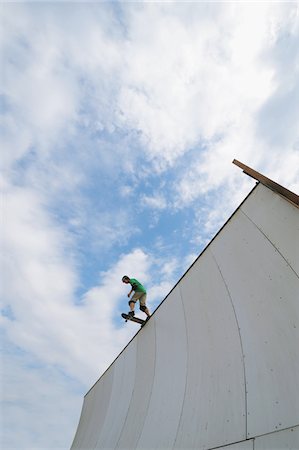 simsearch:6109-08929136,k - Asiatische Skateboarder auf Rampe Stockbilder - Lizenzpflichtiges, Bildnummer: 858-03799611