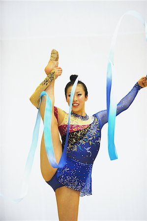 simsearch:693-06017737,k - Young woman performing rhythmic gymnastics with ribbon Foto de stock - Con derechos protegidos, Código: 858-03799637