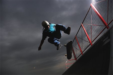 patinador - Skateboarder performing ollie trick Foto de stock - Direito Controlado, Número: 858-03799755