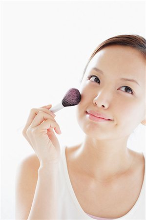 polvos de colorete - Japanese woman putting on make up Foto de stock - Con derechos protegidos, Código: 859-06404789