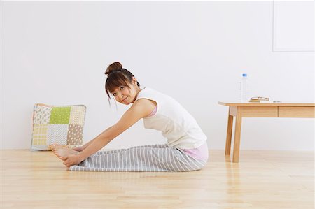simsearch:859-06404793,k - Japanese woman stretching on the floor Foto de stock - Con derechos protegidos, Código: 859-06404823