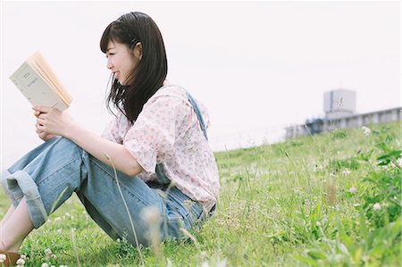salopette - Fille japonaise lire un livre sur l'herbe Photographie de stock - Rights-Managed, Code: 859-06404838