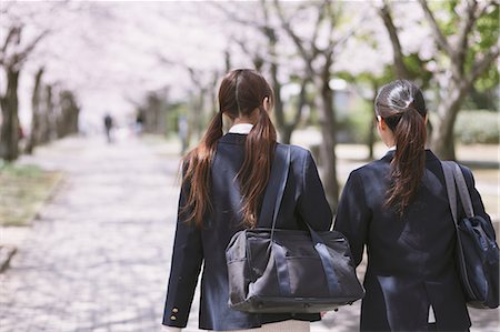 park avenue - Japanische Schulmädchen zu Fuß entfernt in ihren Uniformen Stockbilder - Lizenzpflichtiges, Bildnummer: 859-06404856