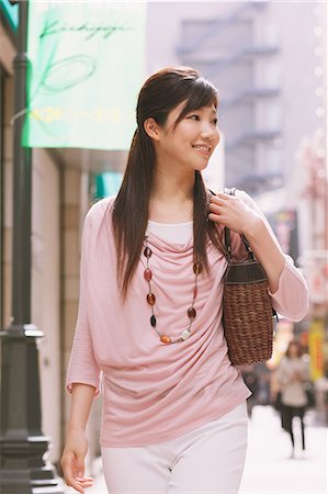 Femme japonaise avec son sac de marcher en regardant loin Photographie de stock - Rights-Managed, Code: 859-06404873