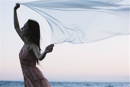 Japanese woman holding a veil in the wind by the beach Foto de stock - Con derechos protegidos, Código: 859-06404896