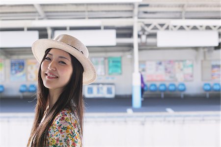 Portrait d'une femme souriante japonaise avec un chapeau à la station Photographie de stock - Rights-Managed, Code: 859-06404897