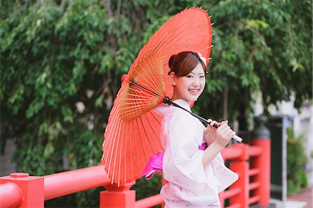 simsearch:859-06405011,k - Japanese woman in Yukata holding a traditional paper parasol Foto de stock - Con derechos protegidos, Código: 859-06404926