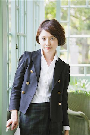 esqueleto - Japanese woman in a black jacket standing by the window Foto de stock - Con derechos protegidos, Código: 859-06404938