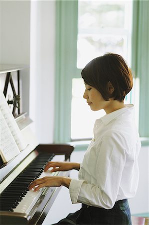 Femme japonaise dans une chemise blanche, jouer du piano Photographie de stock - Rights-Managed, Code: 859-06404945