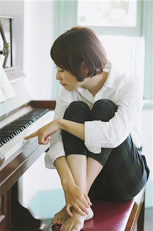 Femme japonaise dans une chemise blanche, jouer du piano Photographie de stock - Rights-Managed, Code: 859-06404946