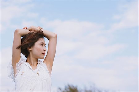 simsearch:6102-08800675,k - Portrait d'une femme japonaise aux cheveux courts dans une robe blanche à la recherche de suite Photographie de stock - Rights-Managed, Code: 859-06404965