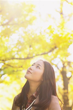 park avenue - Japanische Frau mit langem Haar nachschlagen mit gelben Blättern im Hintergrund Stockbilder - Lizenzpflichtiges, Bildnummer: 859-06404989
