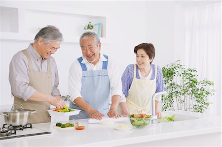 Three senior adult people attending a cooking class in an open kitchen Stockbilder - Lizenzpflichtiges, Bildnummer: 859-06469749