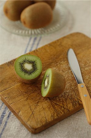 sección transversal - Kiwi on a chopping board Foto de stock - Con derechos protegidos, Código: 859-06469866