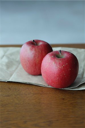 pomme - Two red apples on a wooden table Foto de stock - Con derechos protegidos, Código: 859-06469882