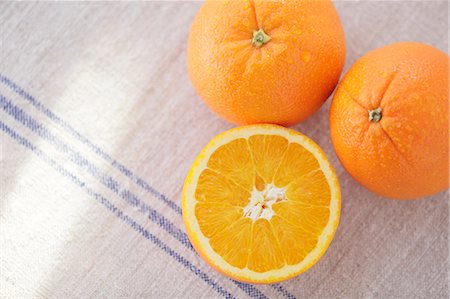 simsearch:859-06469894,k - Oranges on a luncheon mat Photographie de stock - Rights-Managed, Code: 859-06469897