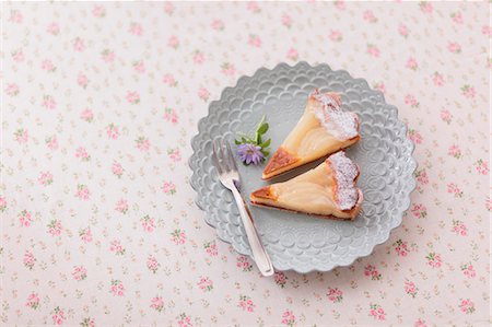 Two slices of pear tart on a tablecloth Fotografie stock - Rights-Managed, Codice: 859-06469906