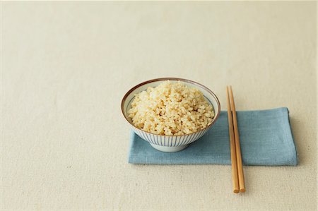 riz blanc - Cup of brown rice and chopsticks on a table Photographie de stock - Rights-Managed, Code: 859-06469924