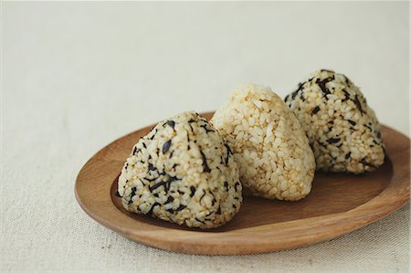 Three Onigiri rice balls on a wooden plate Stockbilder - Lizenzpflichtiges, Bildnummer: 859-06469920