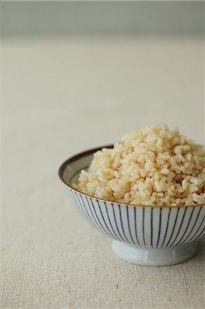 simsearch:622-06548947,k - Cup of brown rice on a table Stockbilder - Lizenzpflichtiges, Bildnummer: 859-06469921