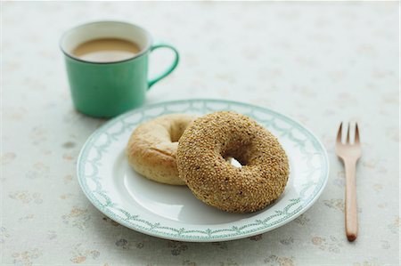 simsearch:859-06469950,k - Bagels on a table Stock Photo - Rights-Managed, Code: 859-06469942