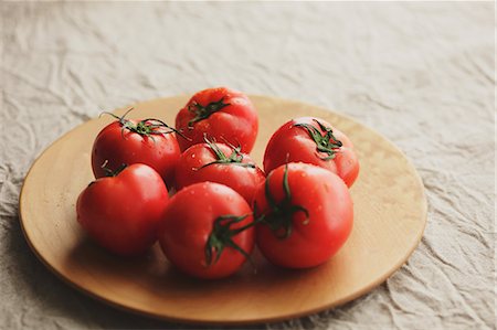 simsearch:859-06469972,k - Tomatoes on a table Stock Photo - Rights-Managed, Code: 859-06469958