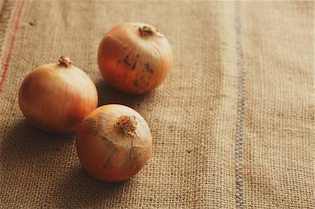 simsearch:859-06469972,k - Onions on a hemp cloth Stock Photo - Rights-Managed, Code: 859-06469964