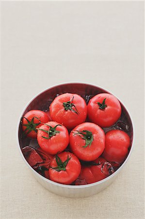 simsearch:859-06469972,k - Tomatoes on a table Stock Photo - Rights-Managed, Code: 859-06469968